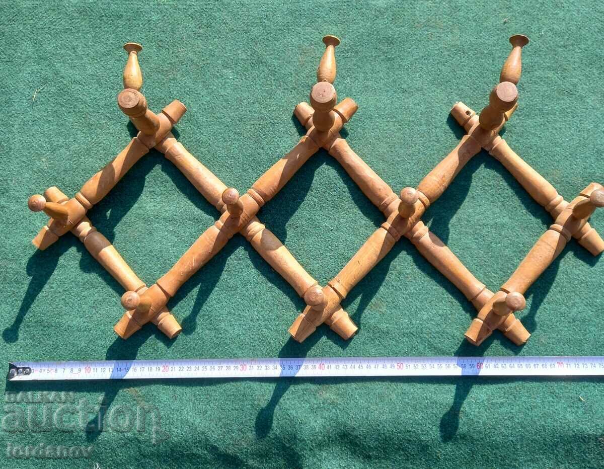 Umeraș vechi din lemn. cu preț 25.00 BGN | € 12.78 Umeraș vechi din lemn. cu preț 25.00 BGN | € 12.78