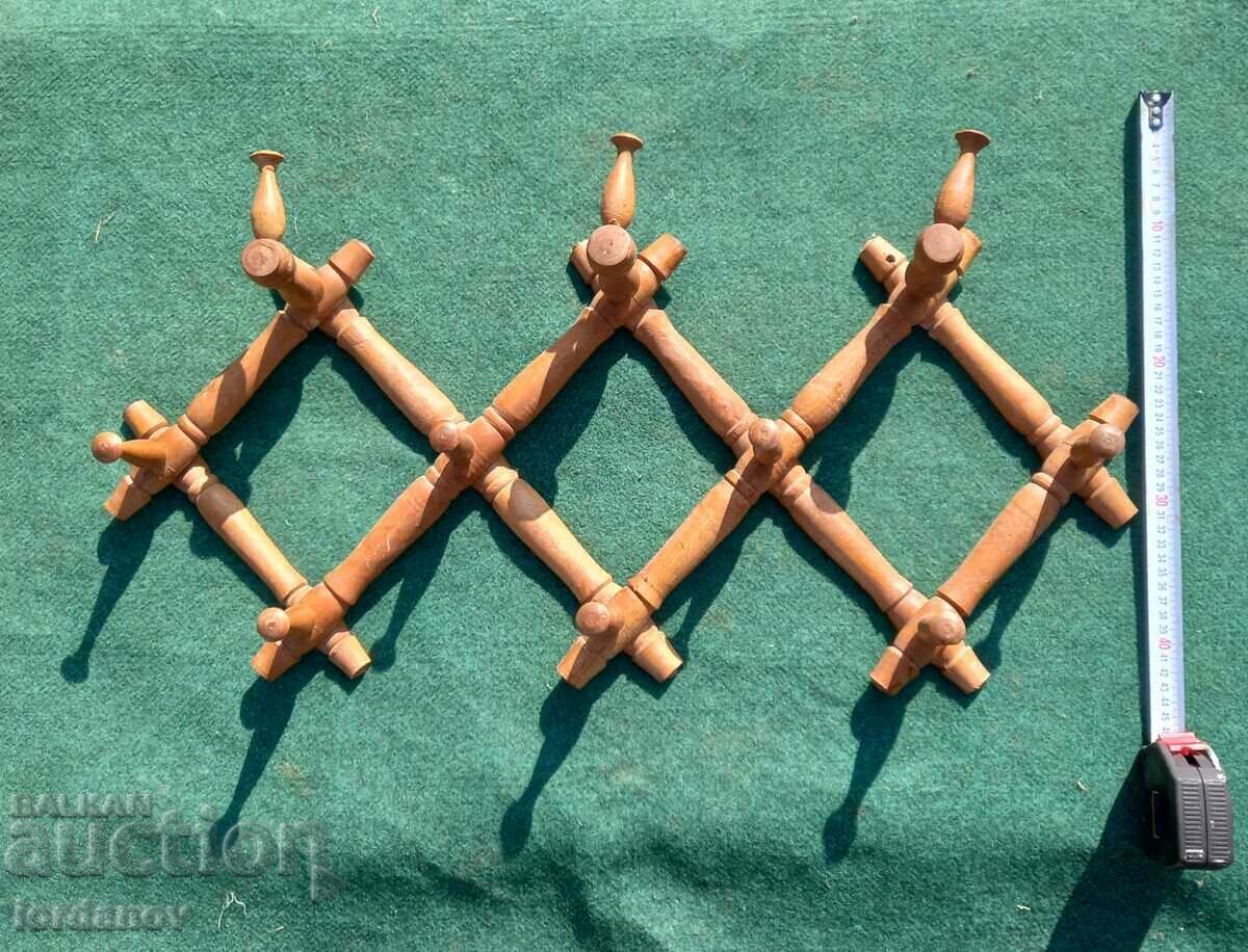 Licitație Umeraș vechi din lemn. Licitație Umeraș vechi din lemn.