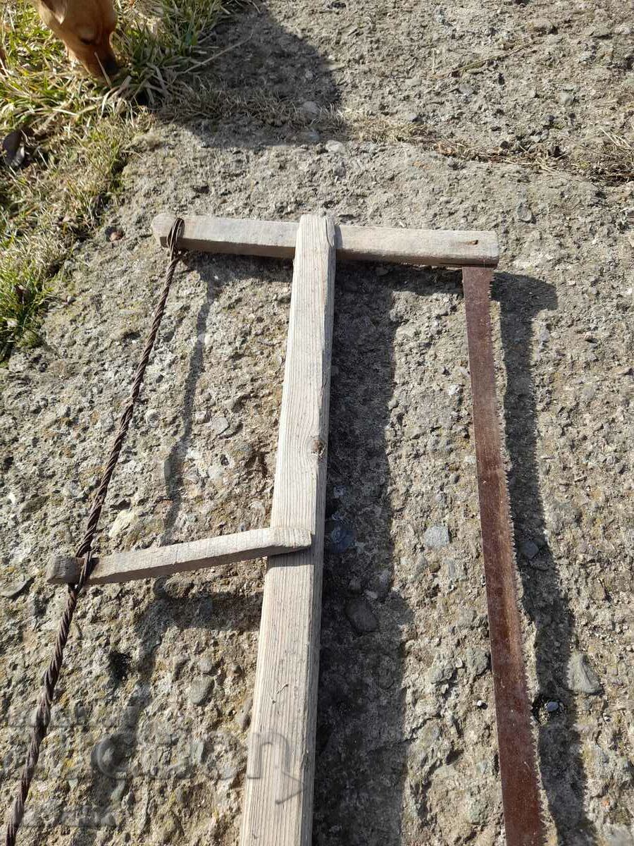 Livrarea Bichkiya veche, ferăstrău