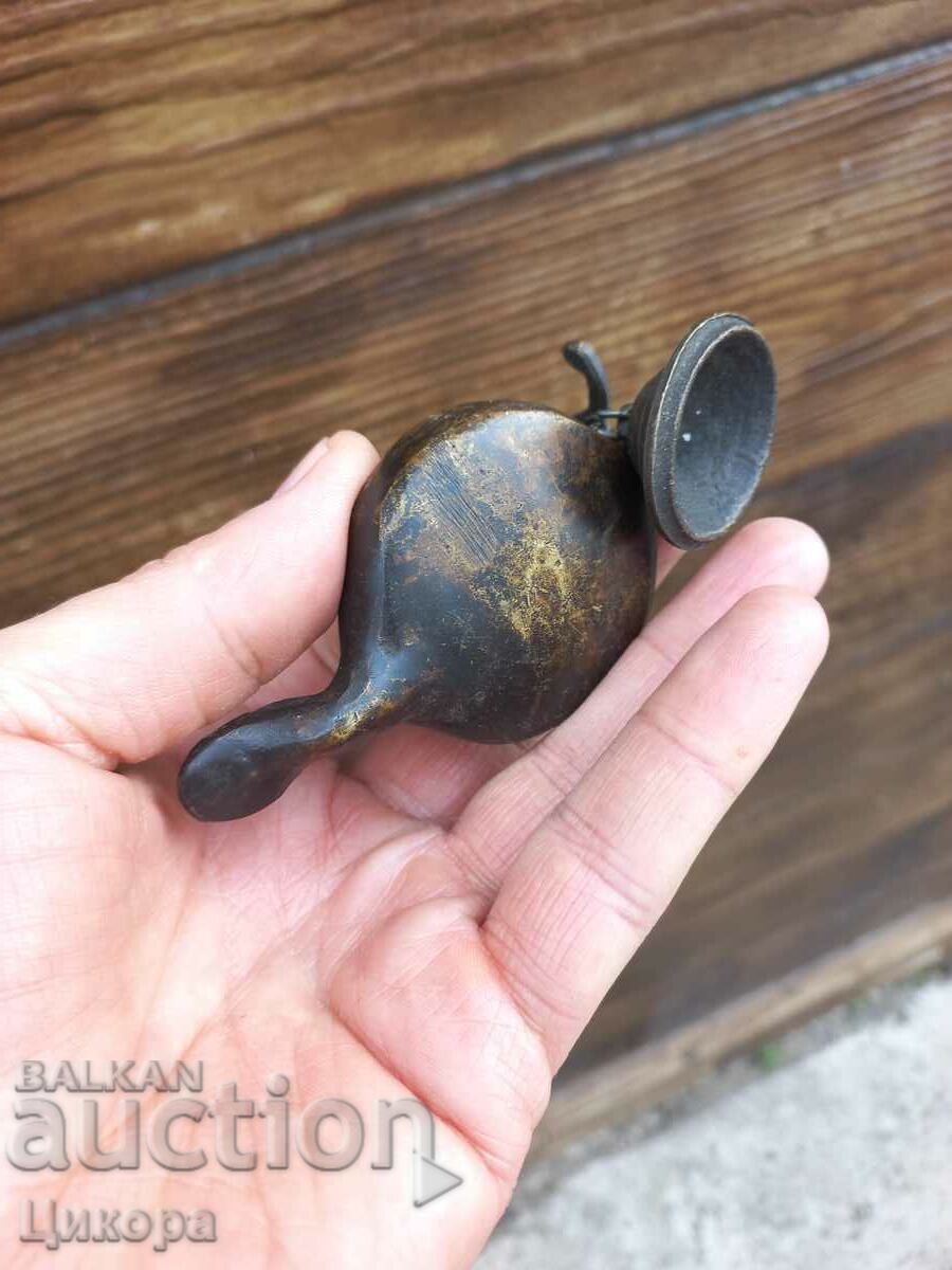 Delivery of OLD BRONZE OIL LAMP