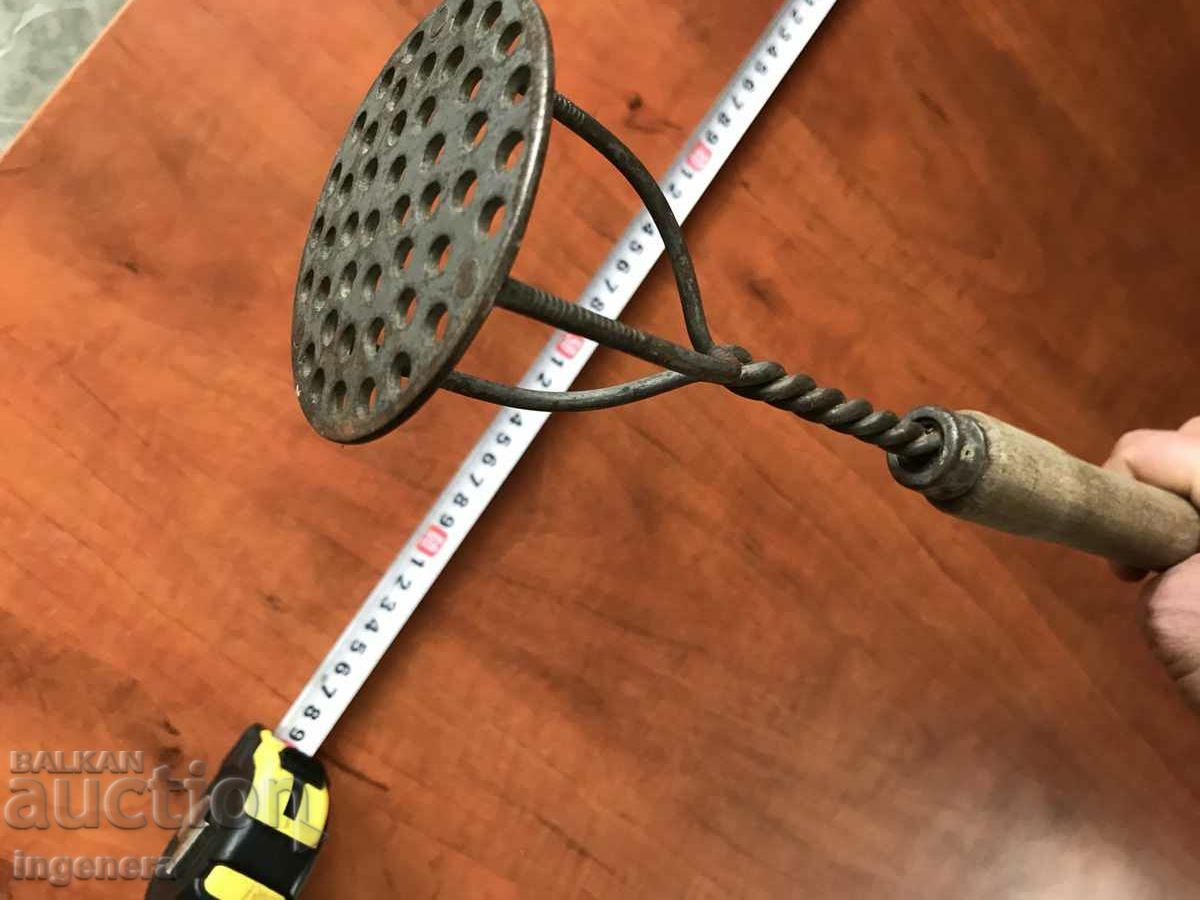 Delivery of MANUAL POTATO MASER AND OTHER OLD RETRO TOOL Delivery of MANUAL POTATO MASER AND OTHER OLD RETRO TOOL