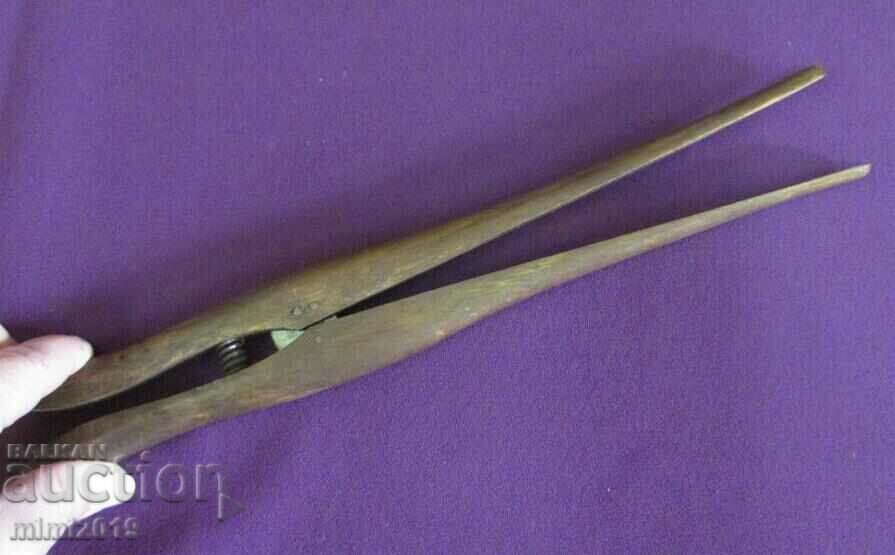 Auction 19th Century Wooden Accessory for Ladies Gloves Auction 19th Century Wooden Accessory for Ladies Gloves