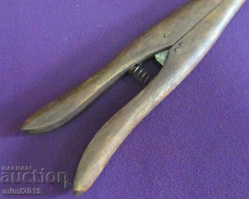 19th Century Wooden Accessory for Ladies Gloves - 5 19th Century Wooden Accessory for Ladies Gloves - 5