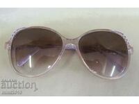Ochelari de soare pentru femei din anii 60