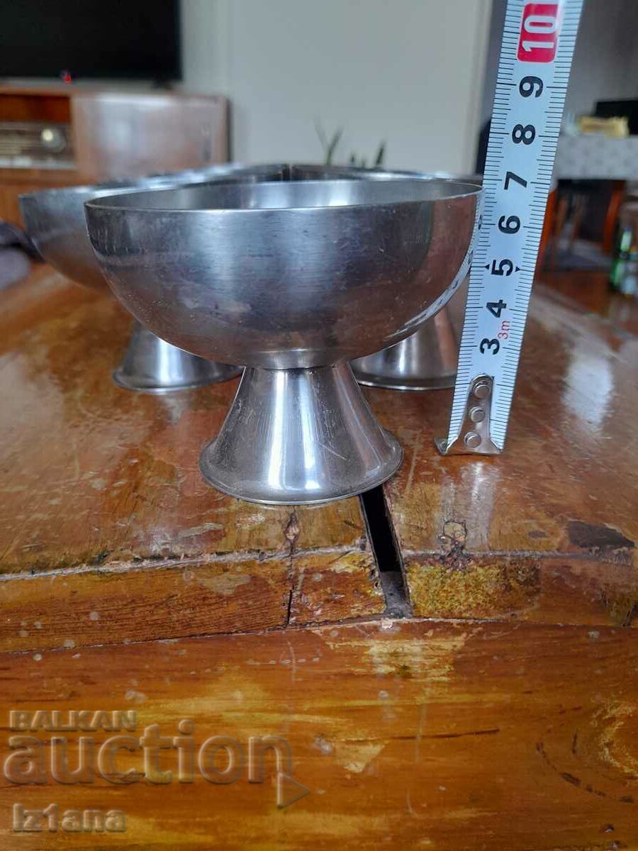 Boluri vechi de înghețată din inox cu preț 90.00 BGN | € 46.02