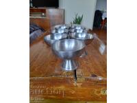 Παλιά ανοξείδωτα μπολ παγωτού