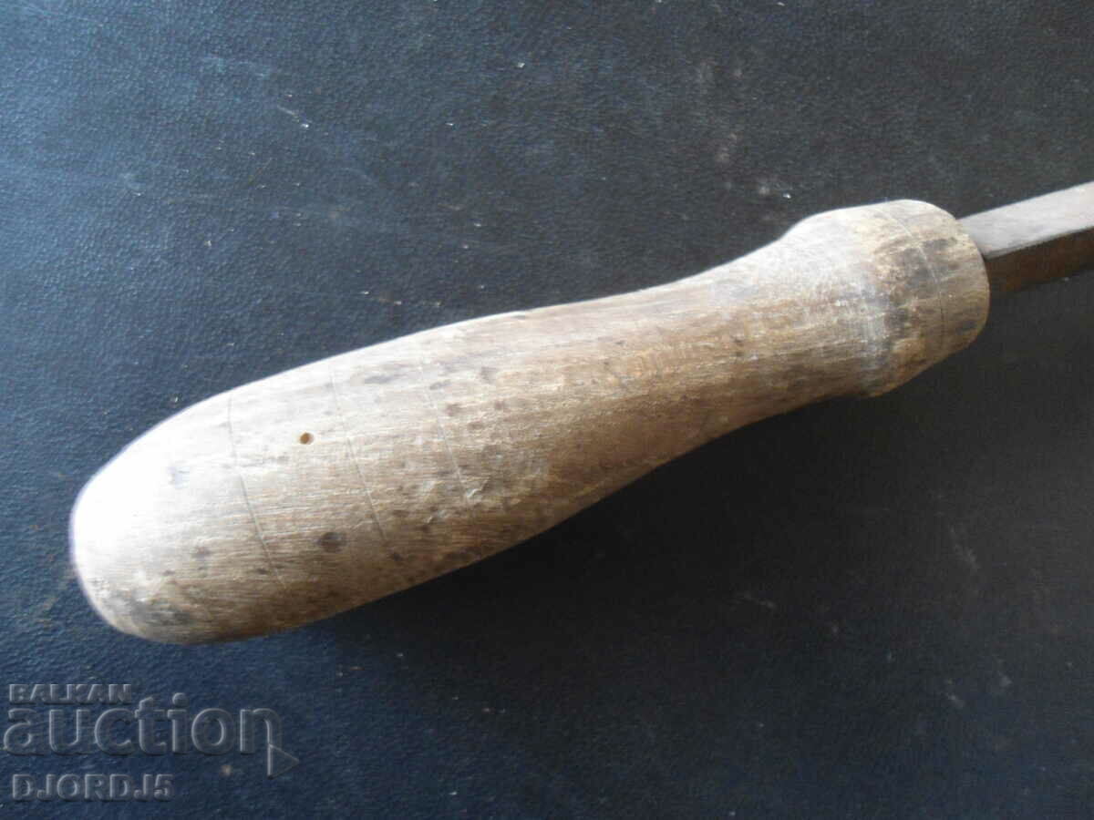 Fierăstrău vechi, triunghiular cu preț 3.00 BGN | € 1.53 Fierăstrău vechi, triunghiular cu preț 3.00 BGN | € 1.53