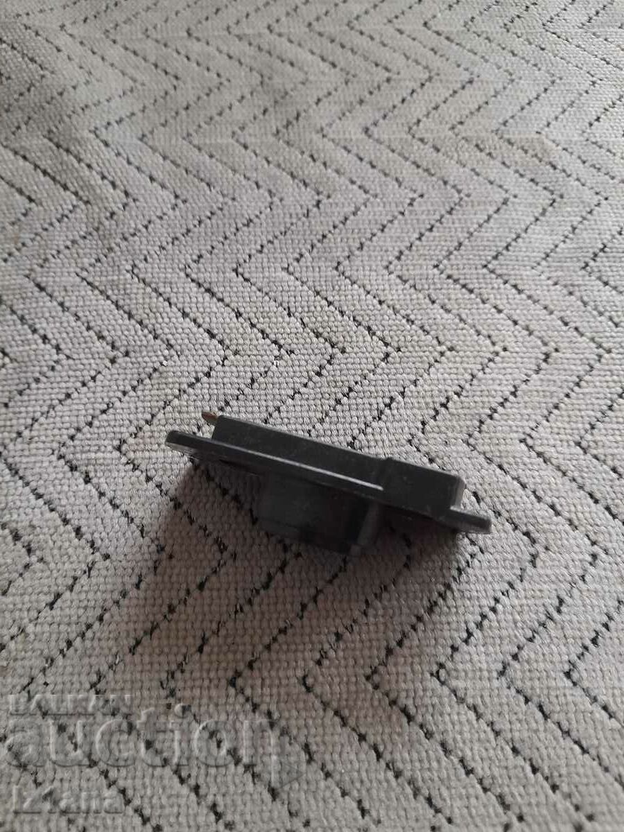 Old distributor cap thumb