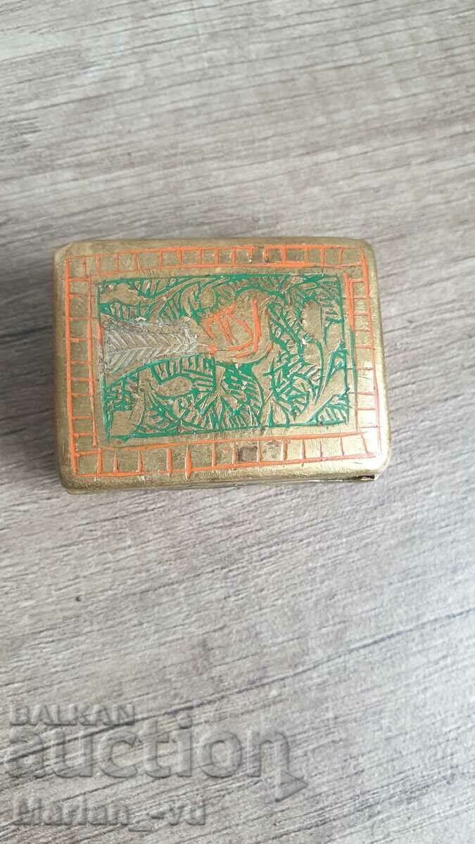 Small bronze snuff box with price 20.00 BGN | € 10.23 Small bronze snuff box with price 20.00 BGN | € 10.23