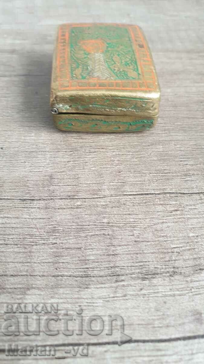 Delivery of Small bronze snuff box Delivery of Small bronze snuff box