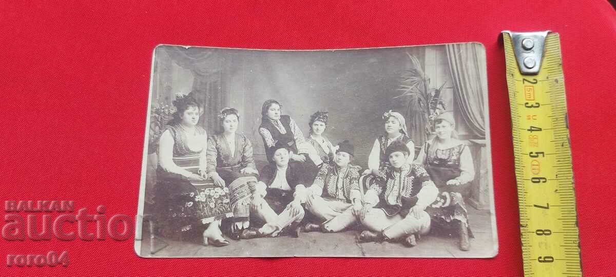 Auction  GIRLS - COSTUMES - LEVENTS