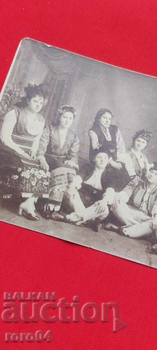 Delivery of GIRLS - COSTUMES - LEVENTS