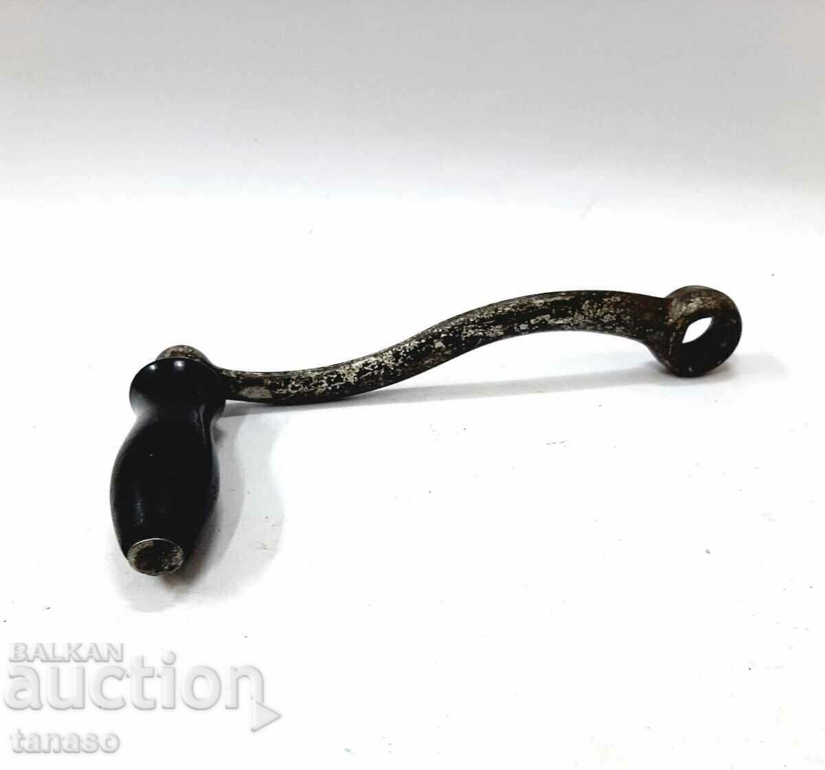 Delivery of Old meat grinder crank(10.3)