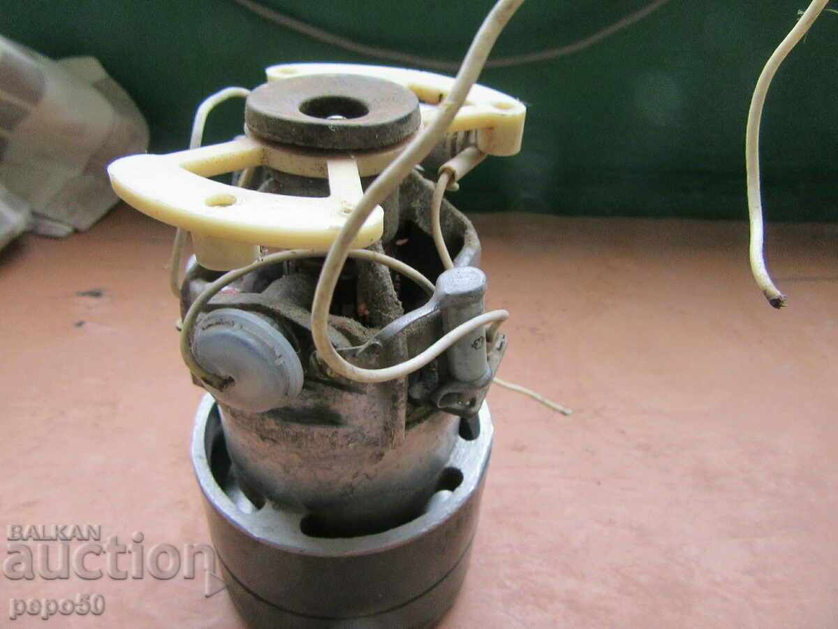 WORKING ENGINE OF RUSSIAN MINI VACUUM CLEANER "SHMEL" with price 25.00 BGN | € 12.78 WORKING ENGINE OF RUSSIAN MINI VACUUM CLEANER "SHMEL" with price 25.00 BGN | € 12.78