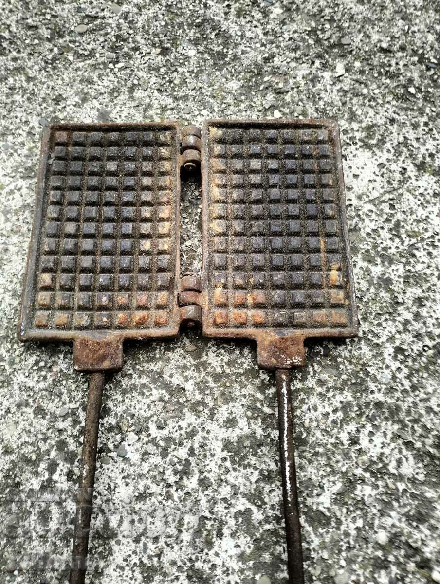 Old waffle iron with price 64.99 BGN | € 33.23 Old waffle iron with price 64.99 BGN | € 33.23