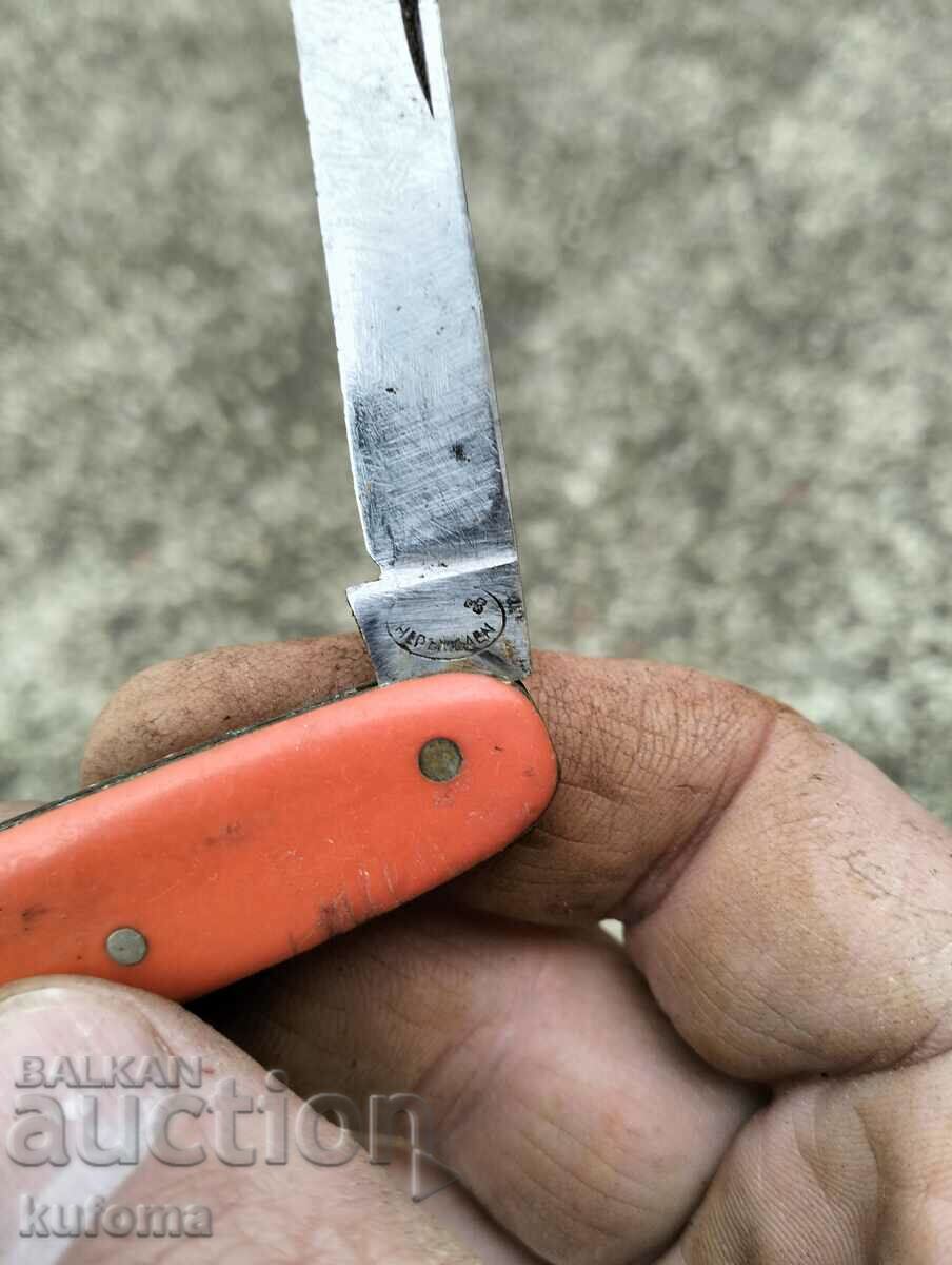 An old pocket knife with price 9.99 BGN | € 5.11 An old pocket knife with price 9.99 BGN | € 5.11
