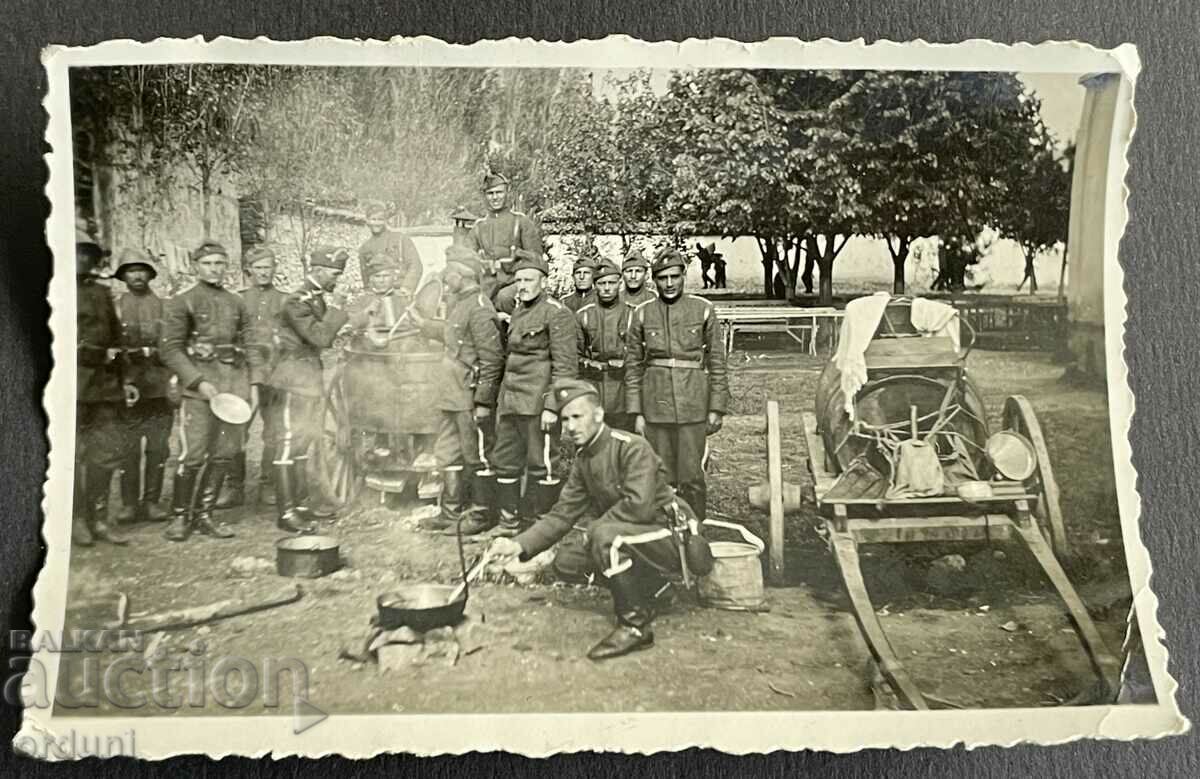 4170 Kingdom of Bulgaria guardsmen around a field kitchen VSV