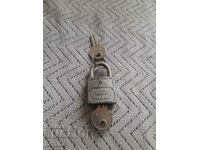 Lacăt vechi Metal