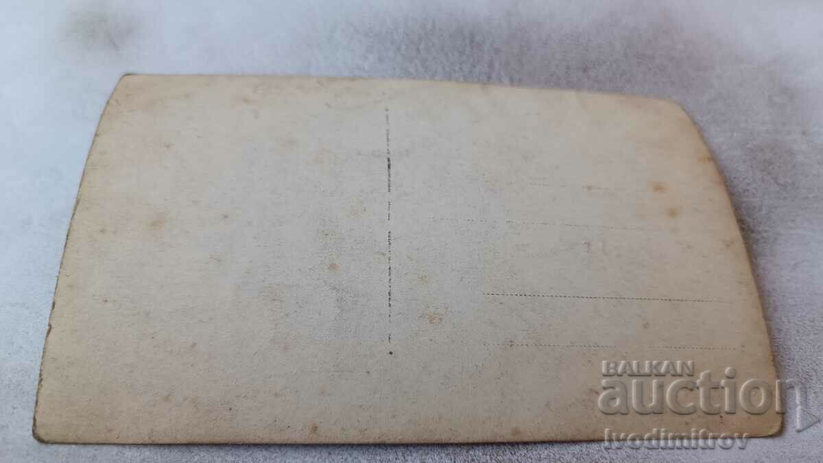 Ofițer foto tineri și femei pe un debarcader de-a lungul unui râu cu preț 3.65 BGN | € 1.87 Ofițer foto tineri și femei pe un debarcader de-a lungul unui râu cu preț 3.65 BGN | € 1.87