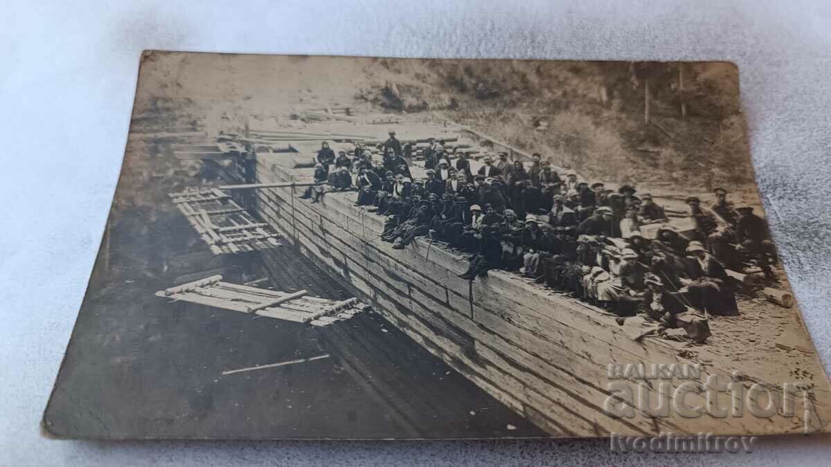 Photo Officer young men and women on a wharf along a river