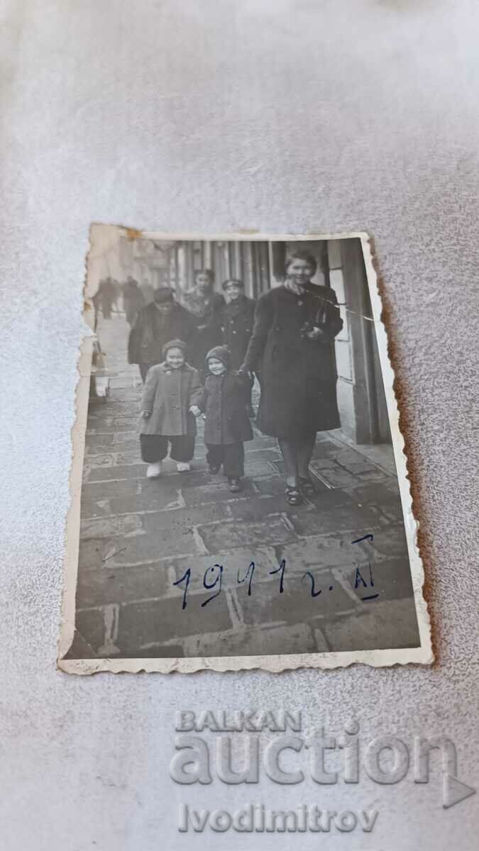 Снимка София Жена и две деца на разходка 1941