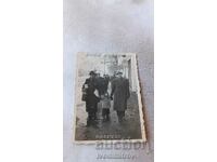 Φωτογραφία Σοφία Δύο άντρες και ένα αγοράκι σε μια βόλτα