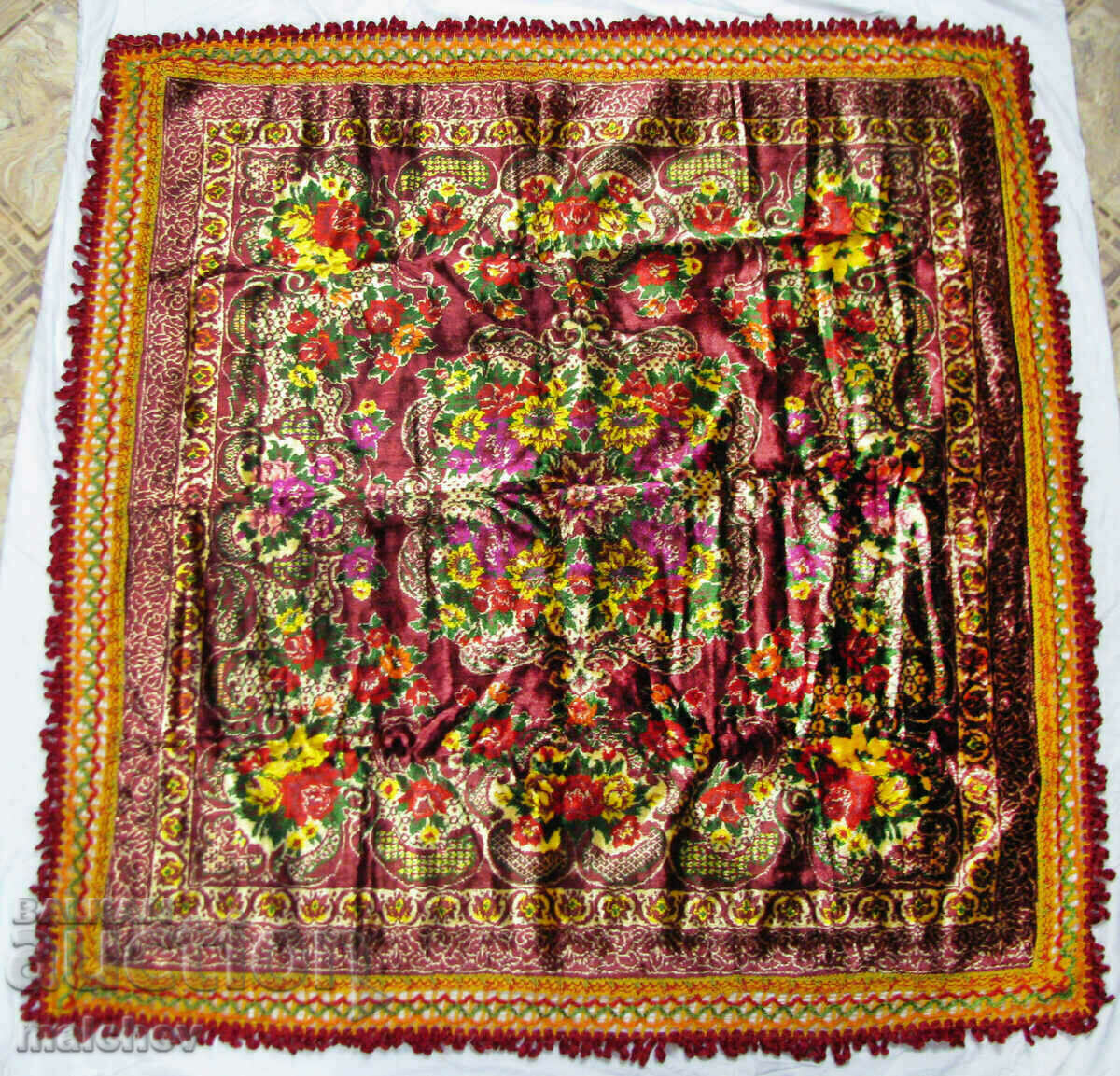 Old plush tablecloth 140/140 cm, unused