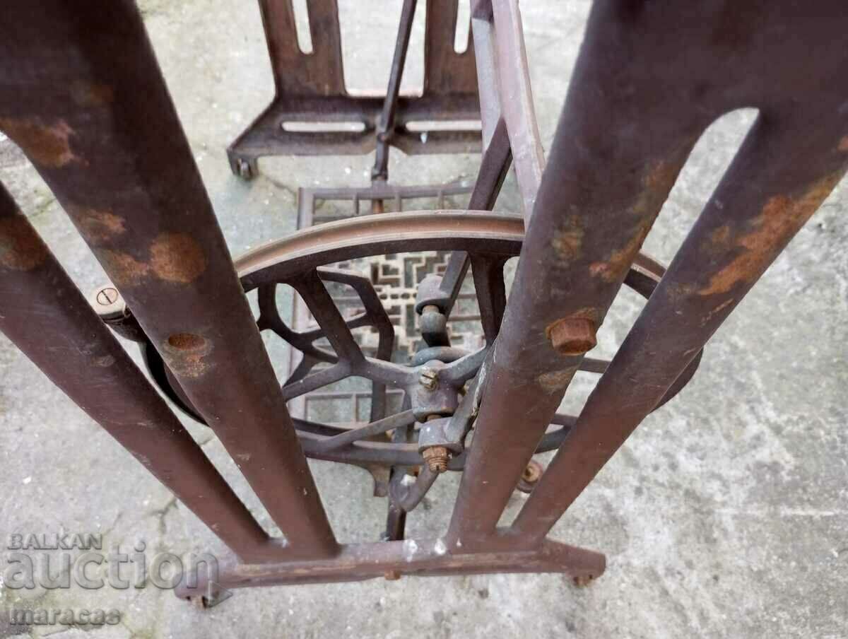 Auction Sewing machine feet Auction Sewing machine feet