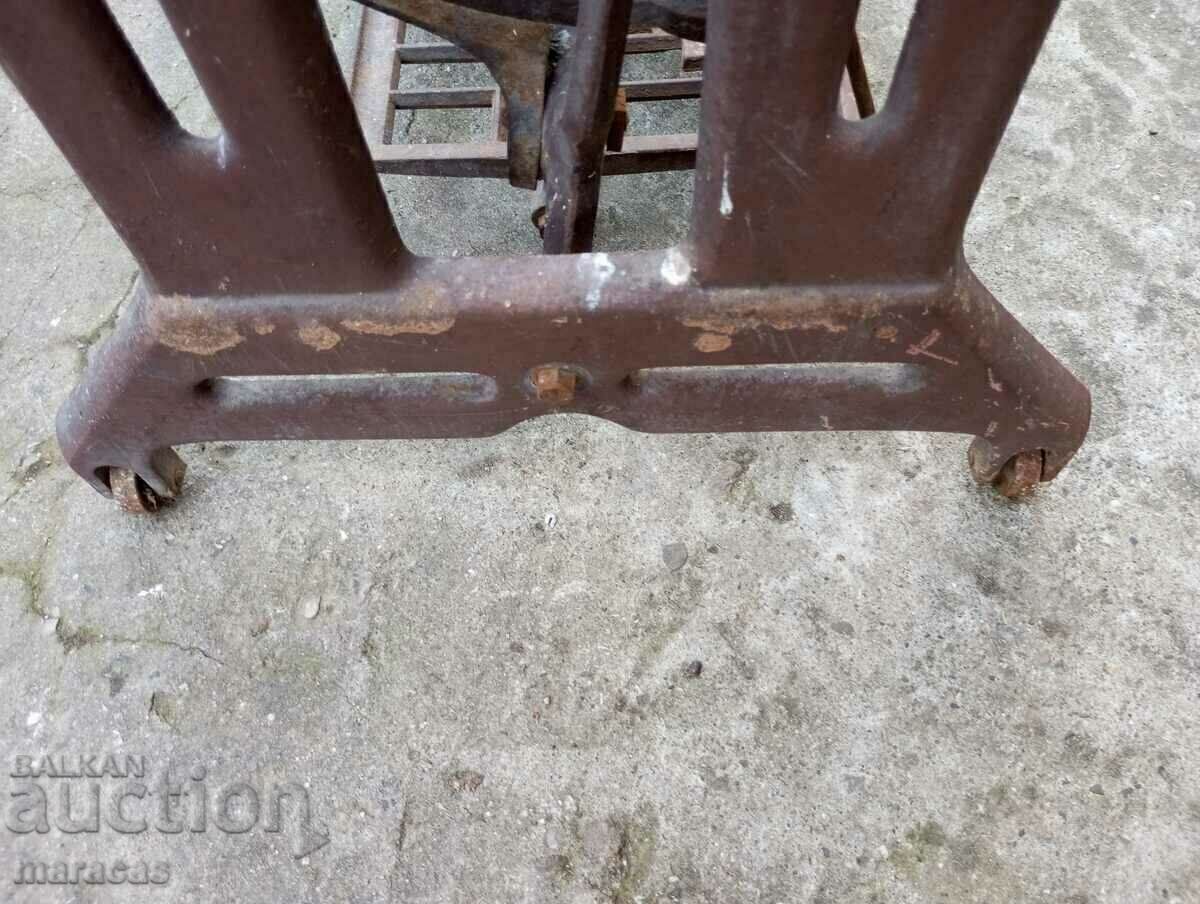 Delivery of Sewing machine feet Delivery of Sewing machine feet