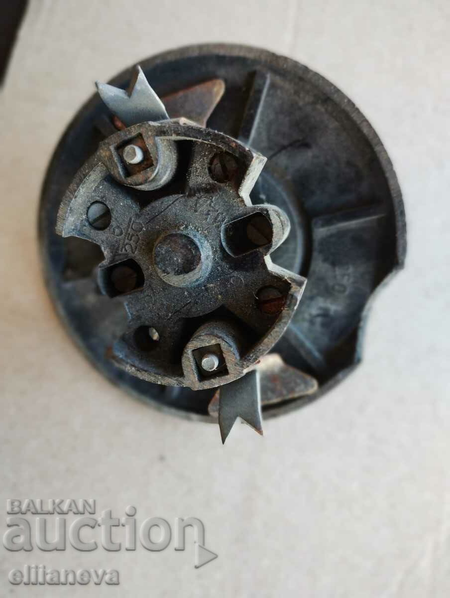 Retro Bakelite electrical socket for a lamp with price 5.00 BGN | € 2.56 Retro Bakelite electrical socket for a lamp with price 5.00 BGN | € 2.56