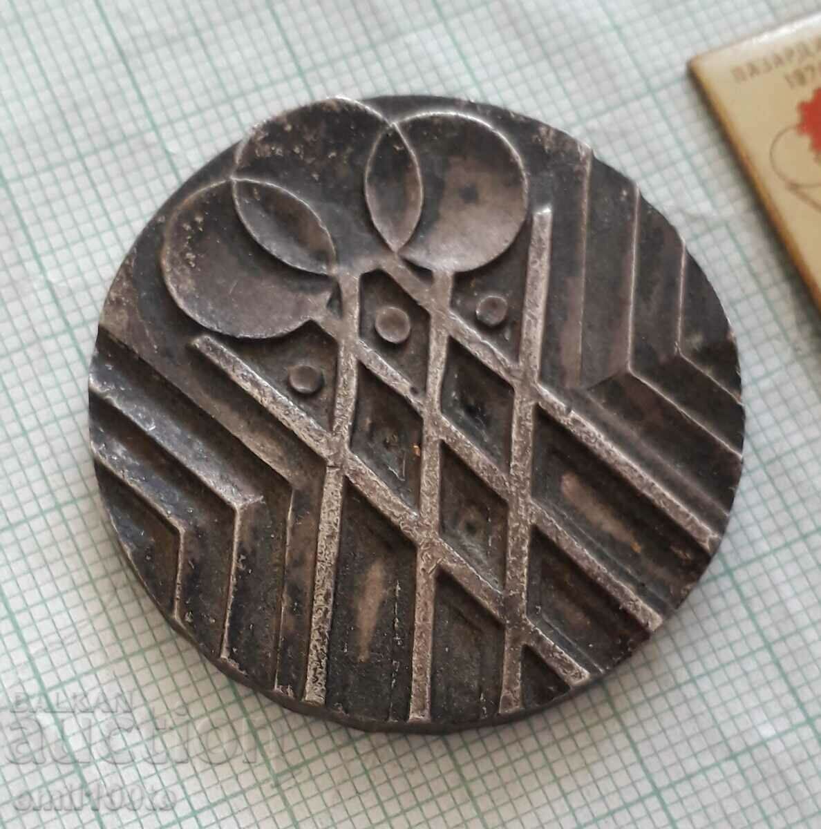 Placă și insignă - Pazardzhik 74 Ziua Sportului Republican cu preț 6.00 BGN | € 3.07