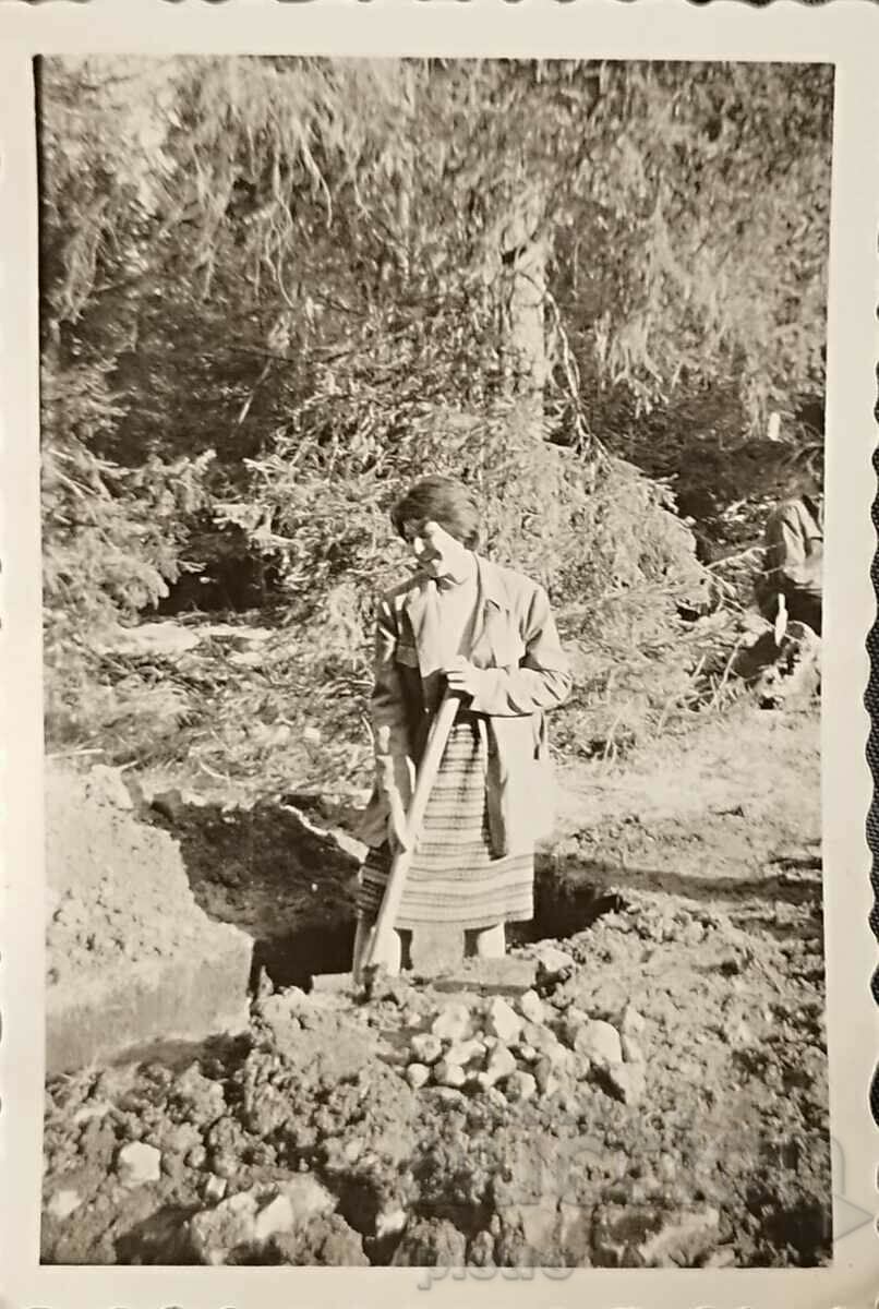 България Снимка - жена прави археологически разкопки.