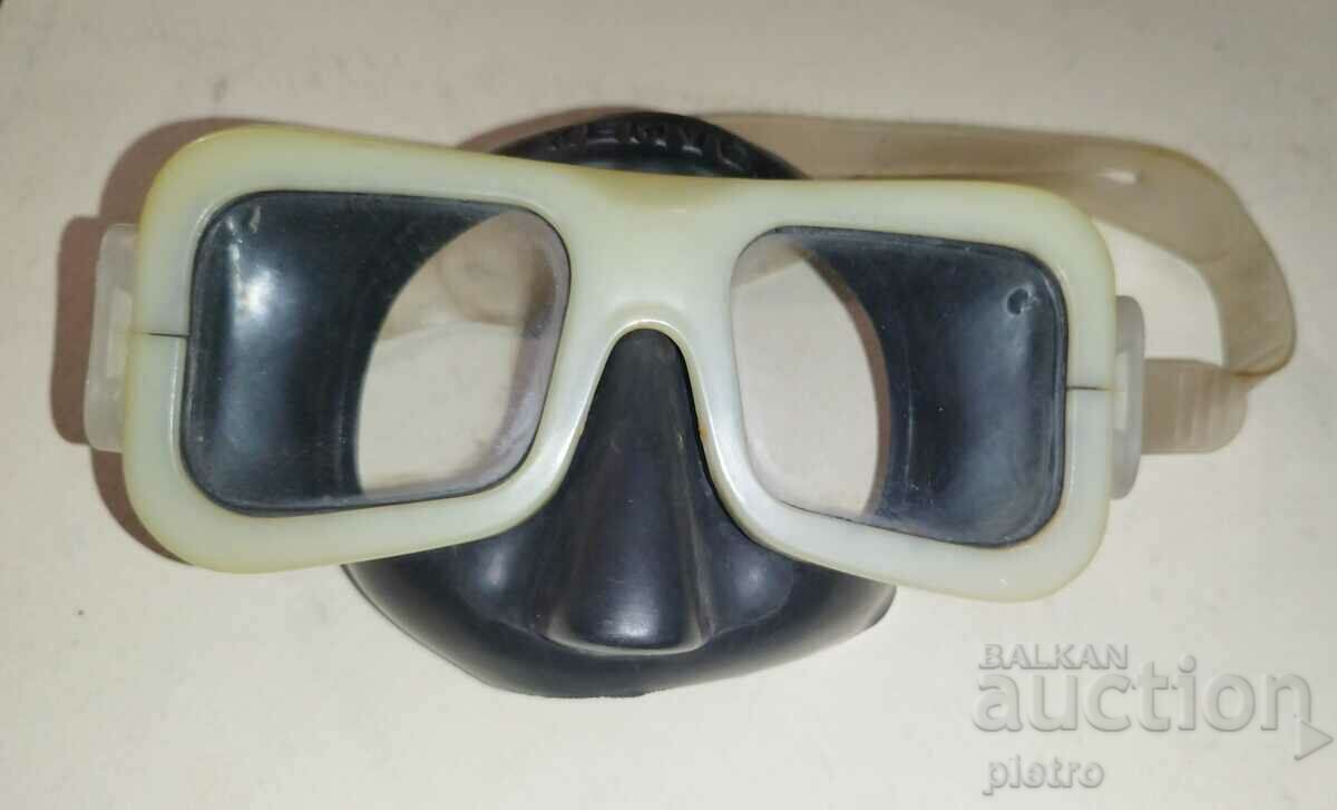 Old solid solid soc retro mask scuba goggles...
