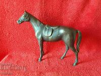 Veche figură din alamă, din bronz, din metal, a unui cal în șa