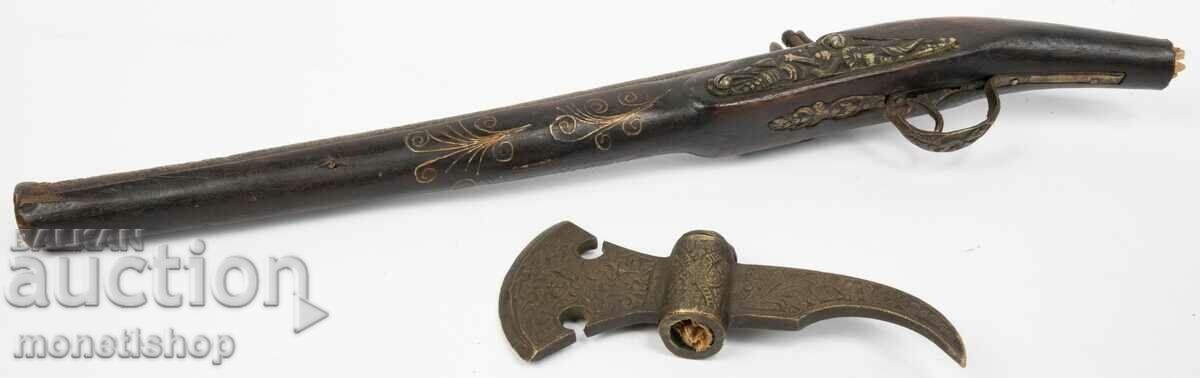 Replica unui pistol cu topor din secolul al XVII-lea