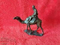 Veche figură din bronz Războinic călăreț pe cămilă