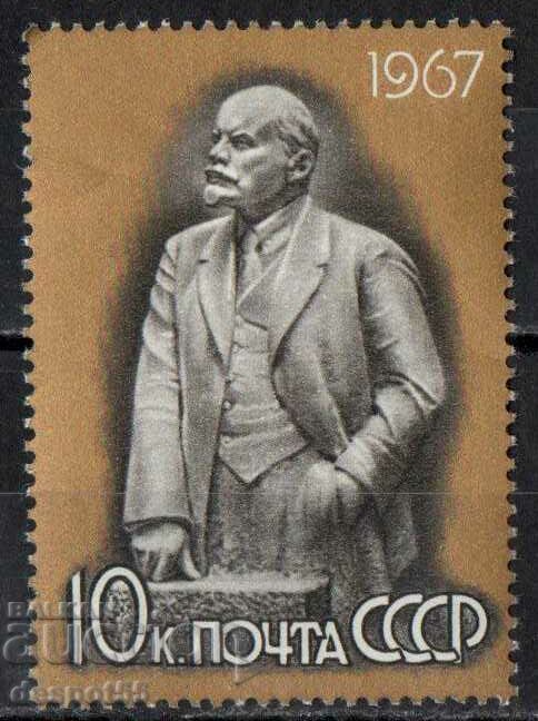 1967. URSS. O sculptură a lui Lenin.