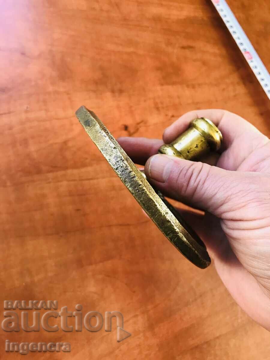 Delivery of CANDLESTICK MASSIVE AND HEAVY BRASS BRONZE ORNAMENTS- 710 GR. Delivery of CANDLESTICK MASSIVE AND HEAVY BRASS BRONZE ORNAMENTS- 710 GR.