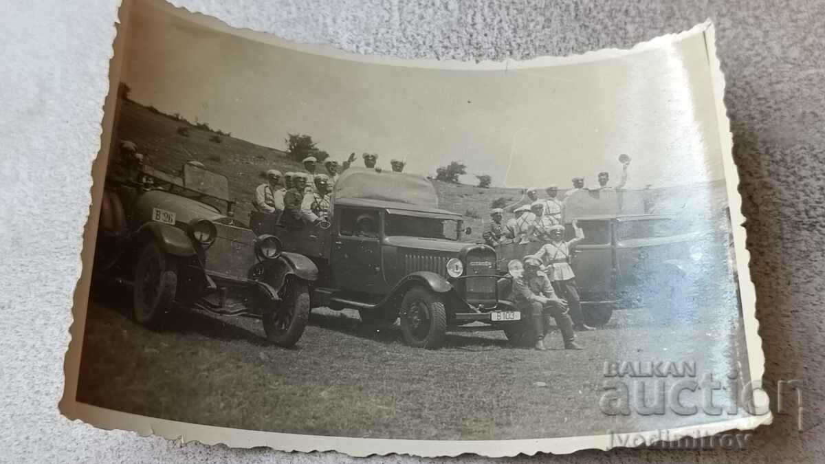 Φωτογραφία Αξιωματικοί και στρατιώτες με τρία vintage στρατιωτικά οχήματα