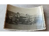Снимка Офицери и войници с три ретро военни автомобили