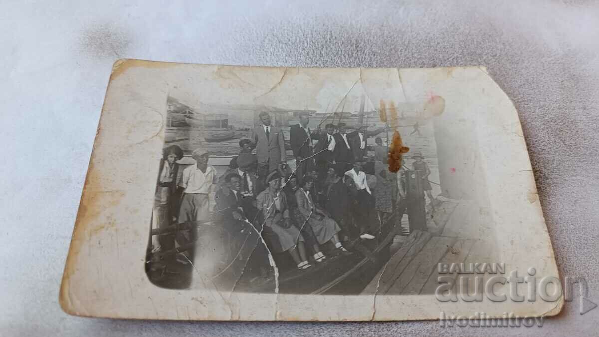 С-ка Созополъ Младежи и девойки в лодка на пристанището 1932