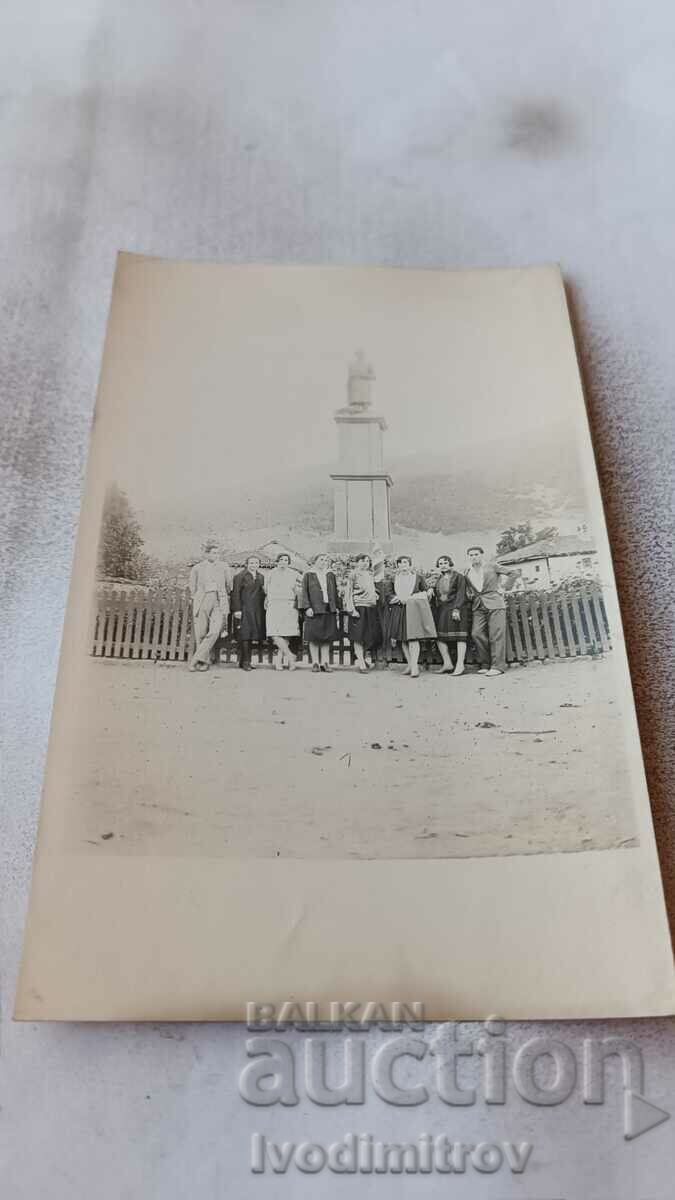 Photo Young men and women in front of a war memorial