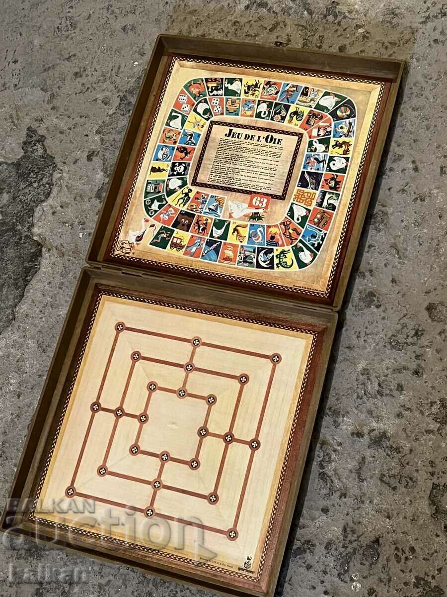 Auction French game box, plastic 34x34 cm. Auction French game box, plastic 34x34 cm.