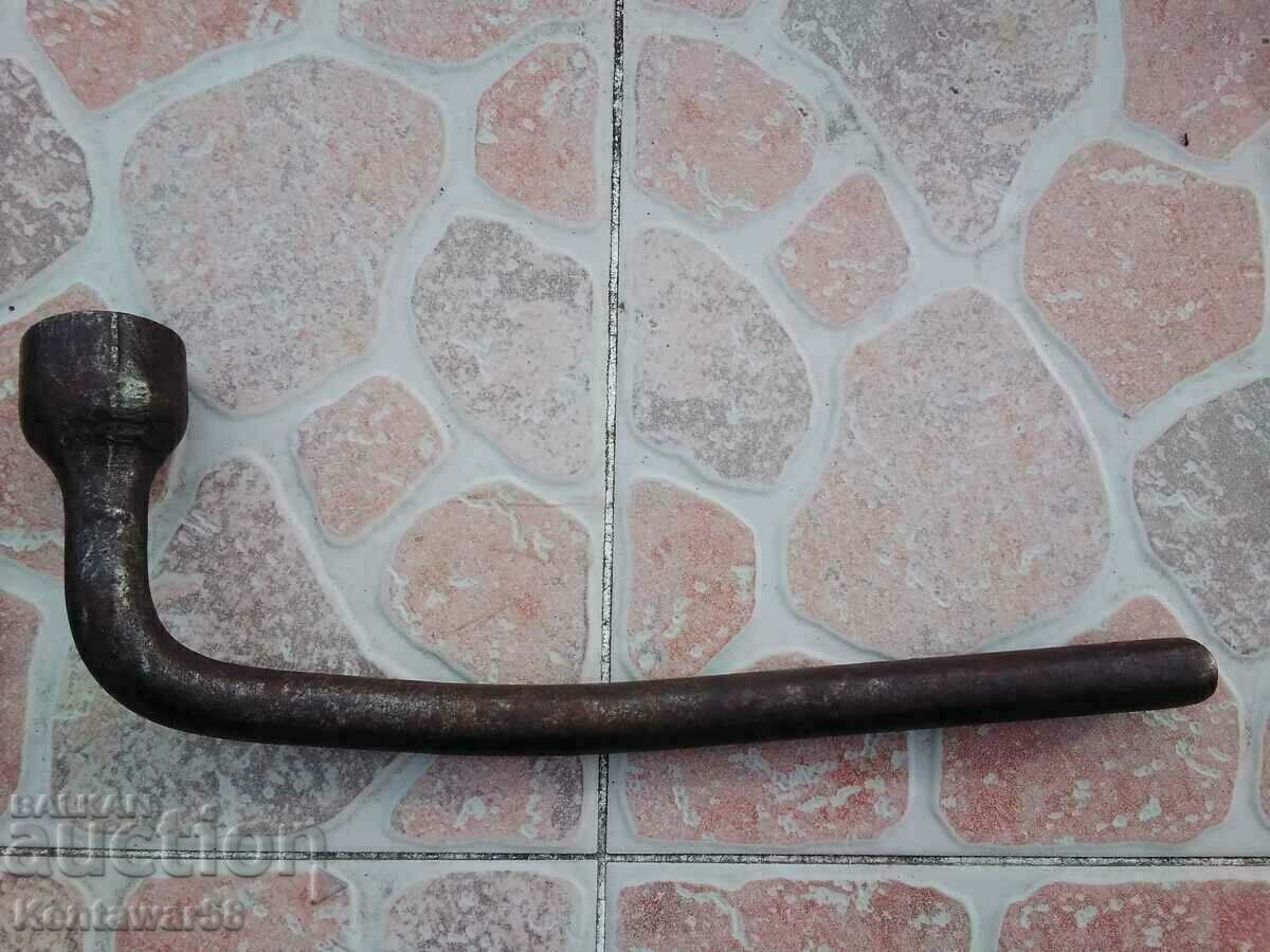 Cheie veche surdă 32, în formă de „G”. cu preț € 6.00 | 11.73 BGN