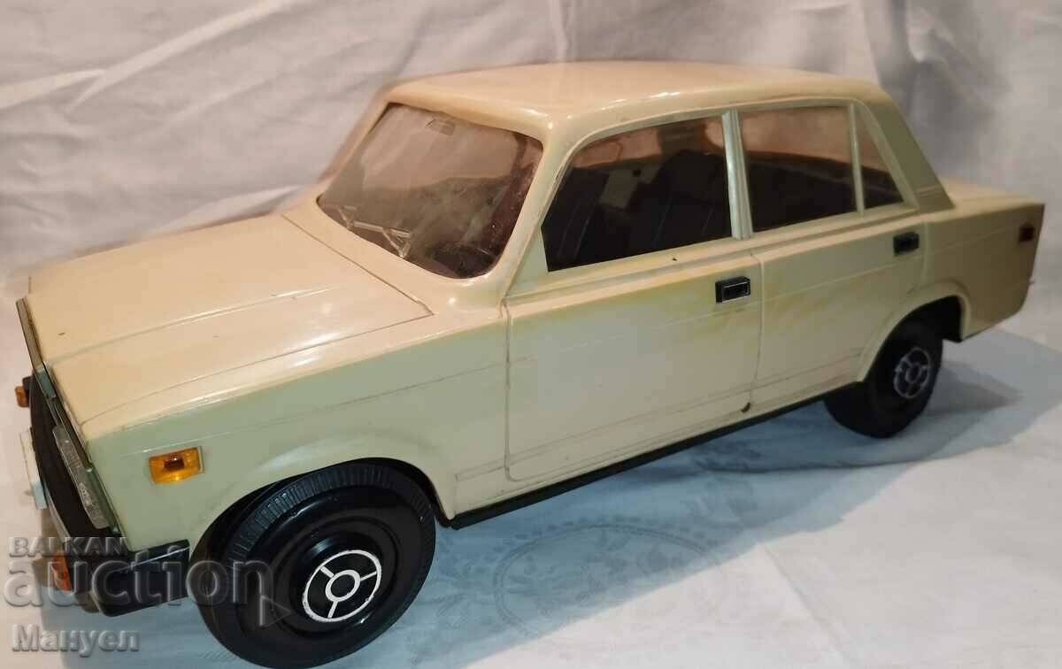 Old large Russian LADA model. - 5