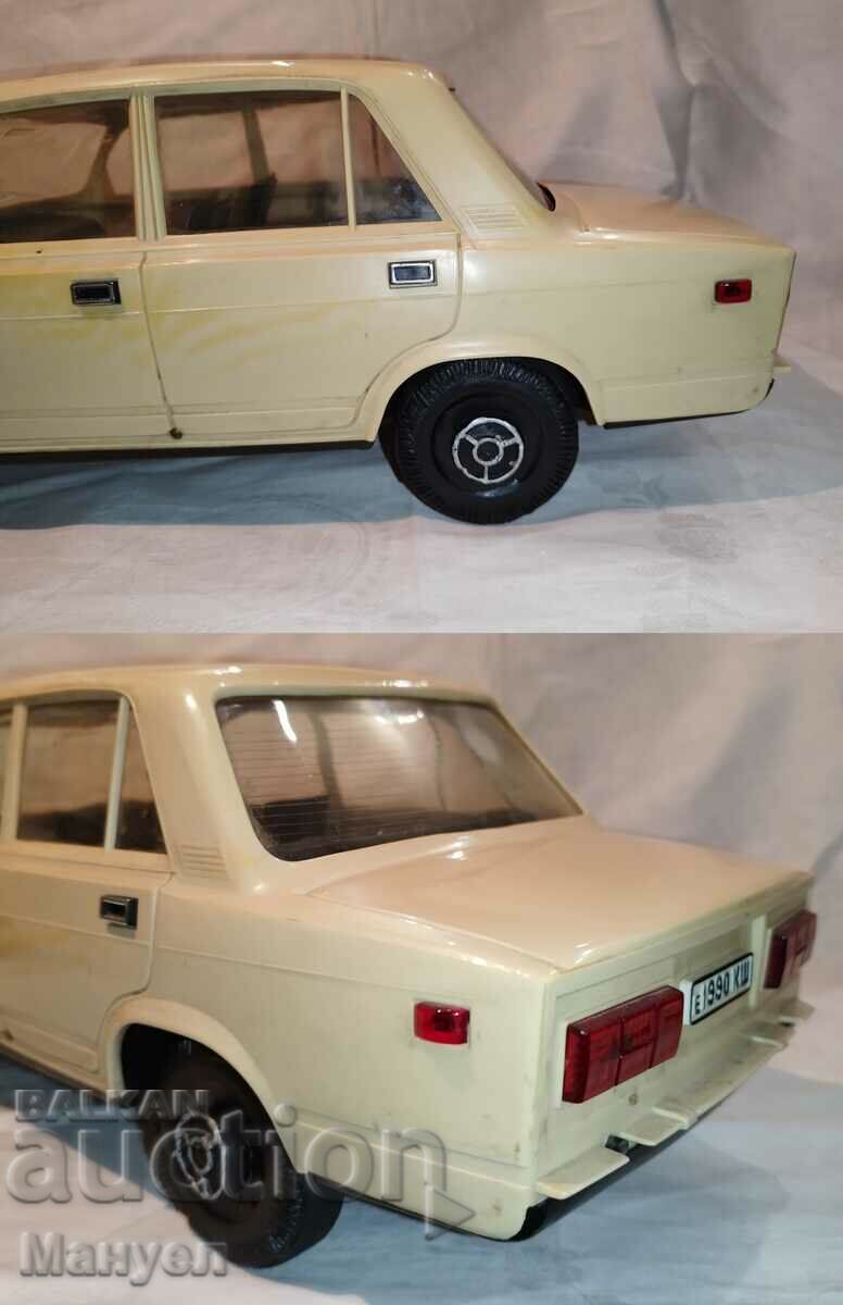 Old large Russian LADA model. - 7