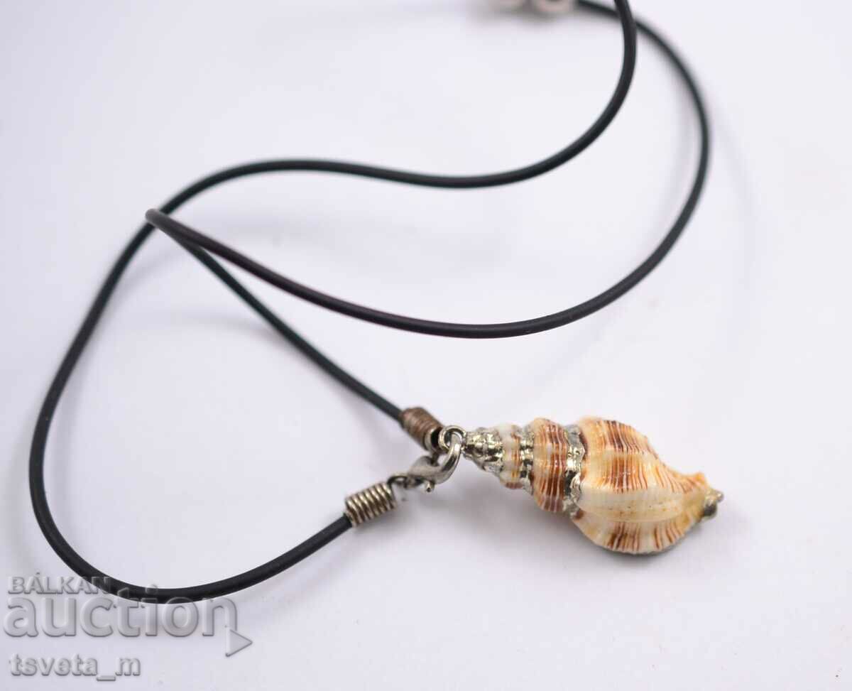 Δημοπρασία Κολιέ με κοχύλι Δημοπρασία Κολιέ με κοχύλι