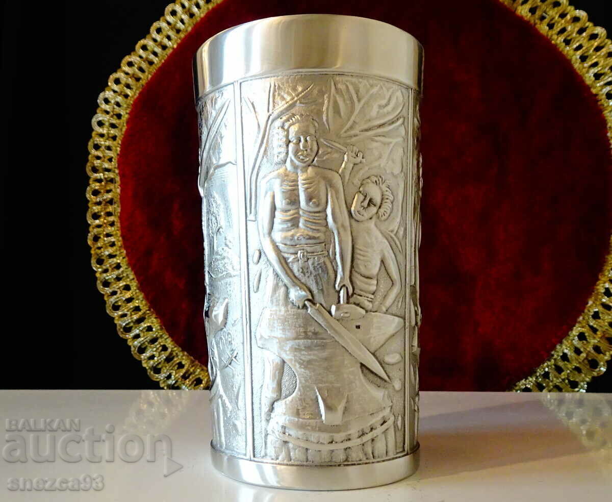 Auction A mug, a pewter cup with a heroic blacksmith and a dragon. Auction A mug, a pewter cup with a heroic blacksmith and a dragon.