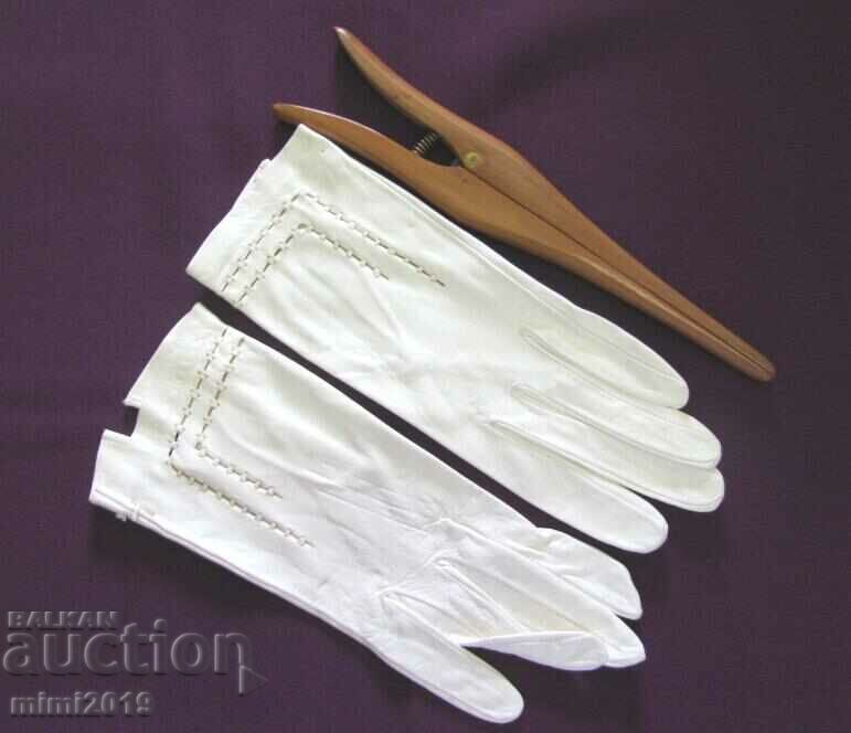 20 Women's Leather Gloves with wooden clip with price 180.00 BGN | € 92.03 20 Women's Leather Gloves with wooden clip with price 180.00 BGN | € 92.03