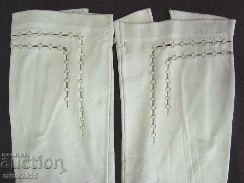 Auction 20 Women's Leather Gloves with wooden clip Auction 20 Women's Leather Gloves with wooden clip